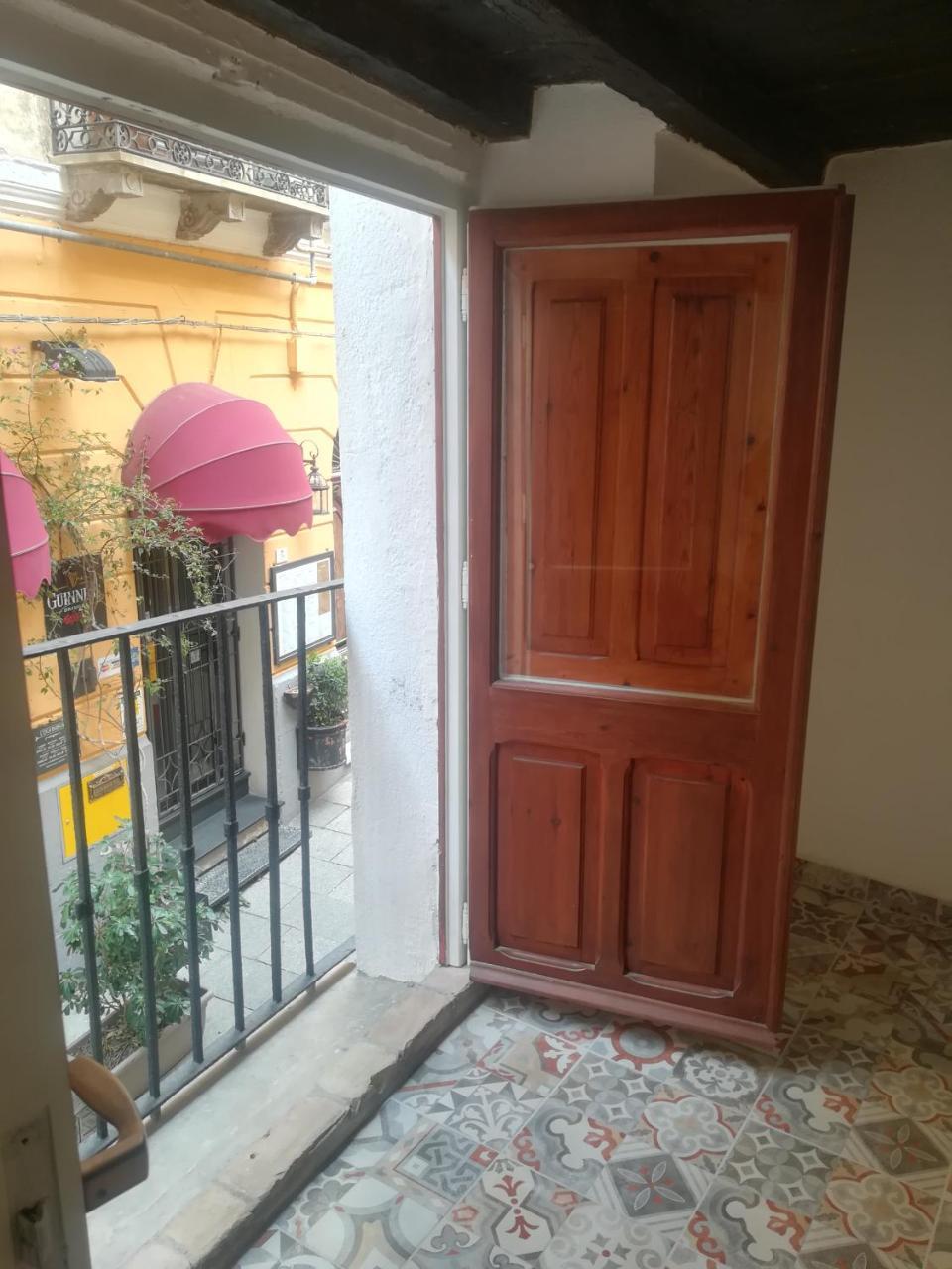 לינה וארוחת בוקר קליארי B.House מראה חיצוני תמונה